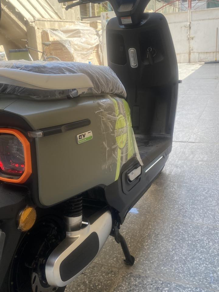 السلام عليكم دراجه شحن ريان ام عيون تجي 6 بطاريات شحنه وحده تمشي 50 كيلو دراجه حلوه ونضيفه استخدام شهر وصل شراء موجود تجي بصمه وسويج وتشغيل عن بعد  بعده عل وضع شركه مكاني بغداد السعر 800 وبيه مجال لشراي اللاتصال ***********
