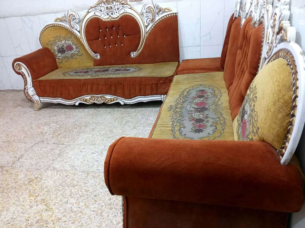 ديوان ملكي7.مقاعد نظيف
سعره 135 وبي مجال لبياع 
يوجد توصيل بكروه ب واتساب
***********
