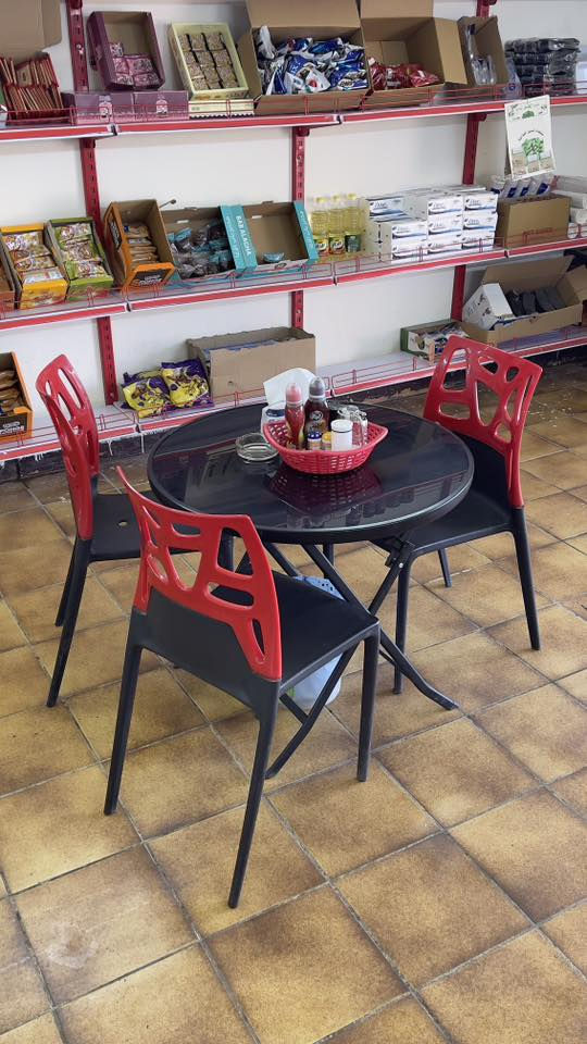 ميز طعام دائري قياس ٩٠ سم لون اسود عدد ٢ 
مع كراسي عدد ٦ 
بسعر خمسين الف  
للحجز والاستفسار التواصل واتساب ***********
