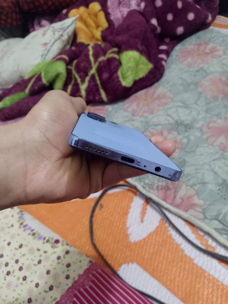 تكنو كامون 20 برو شاشه بيها خطين من الايسي مال شاشه ما مأثر ع اللمس ابد وسماعته الجوه ما تشتغل بس الفوك رايده 100 وبي مجال حك الجيه رقمي ***********
