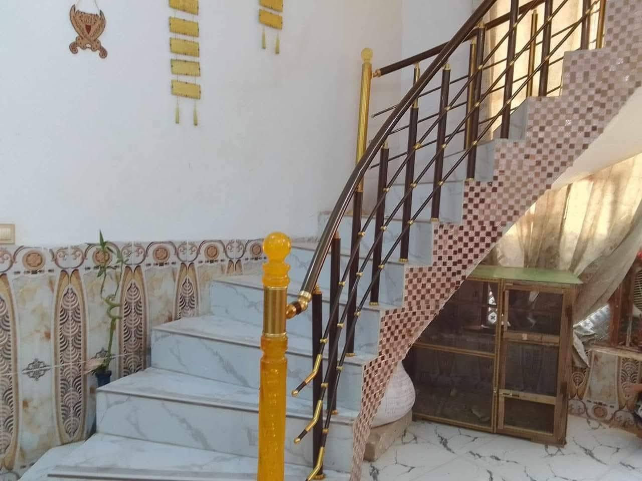 السلام عليكم بيت للبيع سند 25 زراعي بناء درجة اولى طابوق سقف كونكريت جاهز كهرباء ماء ستلايت دفن ارضيه بورسلاين يحتوي على (غرفتين وصاله كبيره ومطبخ وصحيات داخلي وخارجي براني خارجي البيت جاهز من كل شي) 
+عرصه مبني عليها محل مقابل البيت مساحتها 250متر للبيع مع البيت

العنوان
ديوانيه دغاره خلف ملعب السنبله يبعد عن الشارع العام،100متر
للستفسار

***********
