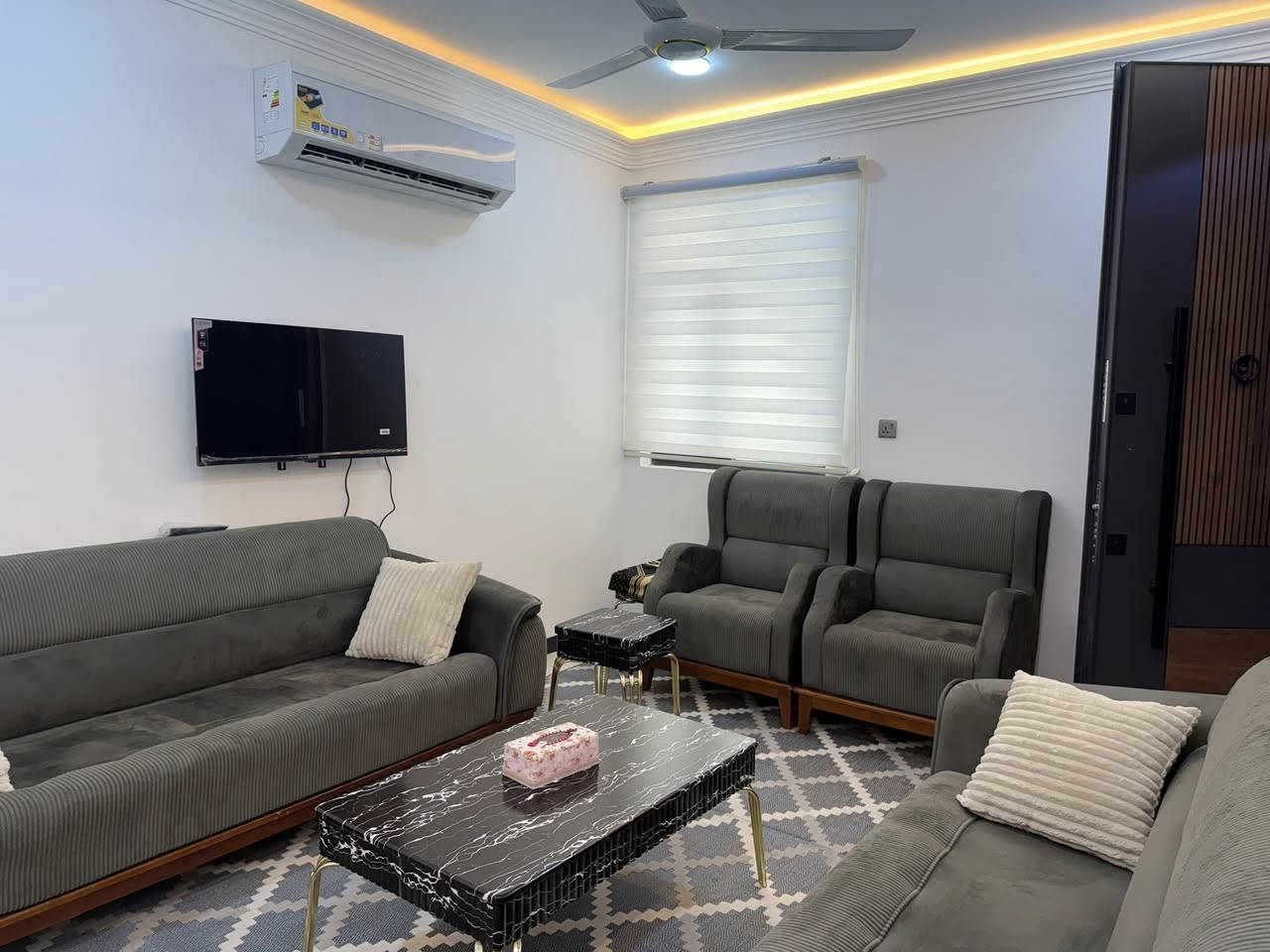 شقق حديثة مفروشة بلكامل للأيجار في الكرادة والجادرية  ***********
