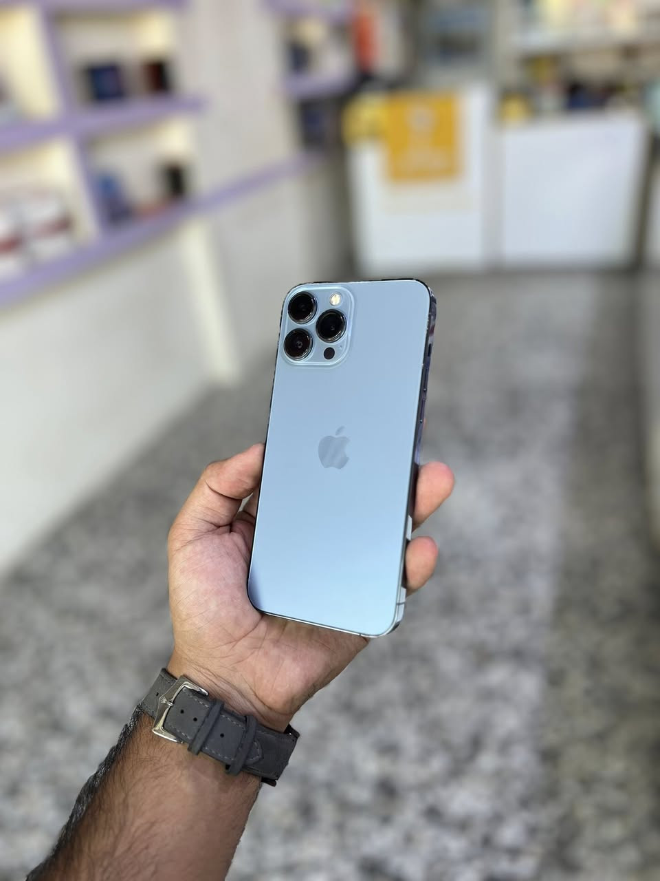 13 برو ماكس
بطاريه 86 بلادي 
ذاكره 256 
نضافه 💯 
مبدل شاشه مال تفصيخ شرط اصليه 
فيس ايدي شغال 
فول ومكفول هذا 
*********** 
شراي اتصل
