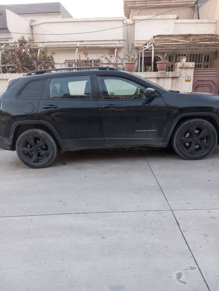 جيب شيروكي بو فرؤشتن موديل 2017  دووپارچه  بؤياخ  نرخى (115$) و معامله بو زانيارى زياتر په يوةندى به ژماره*********** السليمانية, العراق
