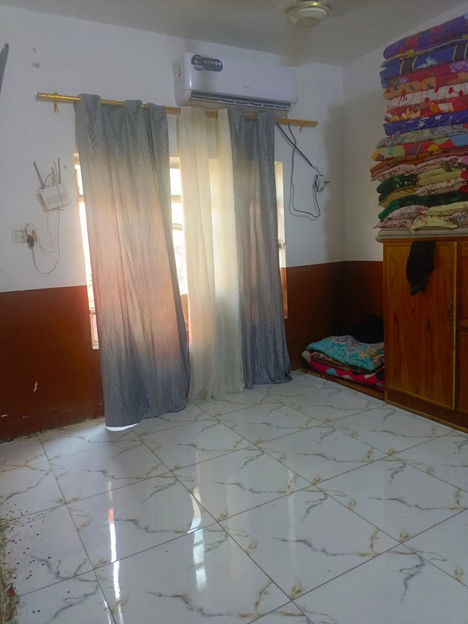 سلام عليكم بيت للبيع في حي لعسكري لثانيه قرب لمشروع 200متر طابو صرف بناء طابوك بي غرفتين وصاله ومطبخ وبراني لسعر 73وبي مجال بيع مستعجل سعر عرصه ***********
