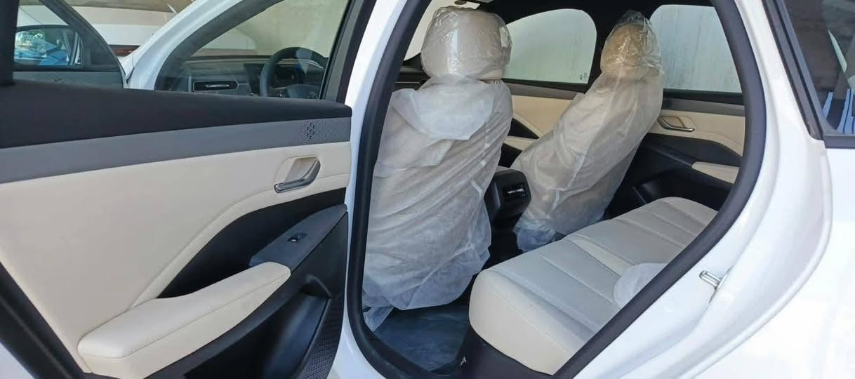 سلام عليكم 
مكلف بالنشر 

الي يسهل امر العالم رب العالمين يسهل امره
الكن بلاس موديل 2025 
السعر  16 مليون الولد عنده عملية الوالدته ومستعجل عل بيعته كلش 
🛑 بطارية ليثيوم فوسفات تدعم الشحن السريع
🛑 شاشة  إنش بنظام ملاحة وتحديثات OTA
🛑 نظام صوتي بـ6 مكبرات صوت + ميزة الكاريوكي
🛑  حساسات وكاميرا خلفية – مثبت سرعة – مقاعد جلد 
🛑  تصميم خارجي عصري بمصابيح LED ومقصورة عازلة للصوت
 
المواصفات 
حساس خلفي 
كامراة خلفية دوارة 
اوتو هولد
تشغيل السياره بصمه مع دخول ذكي
مقاعد جلد 
لايت زينون 
لد نهاري LED
بك لايتLED
3انضمة للقيادة 
مانع تزحلق
مثبت سرعه 
تشغيل عن بعد 
شاشة ذكية تدعم جميع البرامج
 سعة الخزان 65 لتر  اتمشيك 2100 

التواصل علئ الأرقام التالية 

‭٠٧٧٦ ١٢٠ ٠٣٠٣‬
