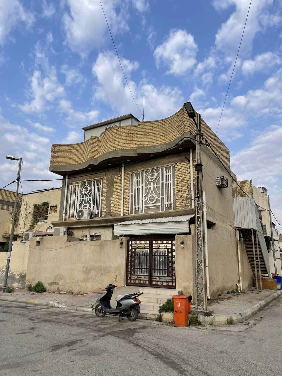 دار للبيع مساحه ١٥٠ متر ركن على متنزه في حي الحسين ع البيت طابقين بناء حديث والطابق الثالث ساندوج كامل . الاستفسار الاتصال على رقم 
***********
