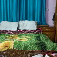 غرفة نوم خشبية جميلة مع تصميم كلاسيكي أنيق. تتكون من سرير مزدوج كبير، ...