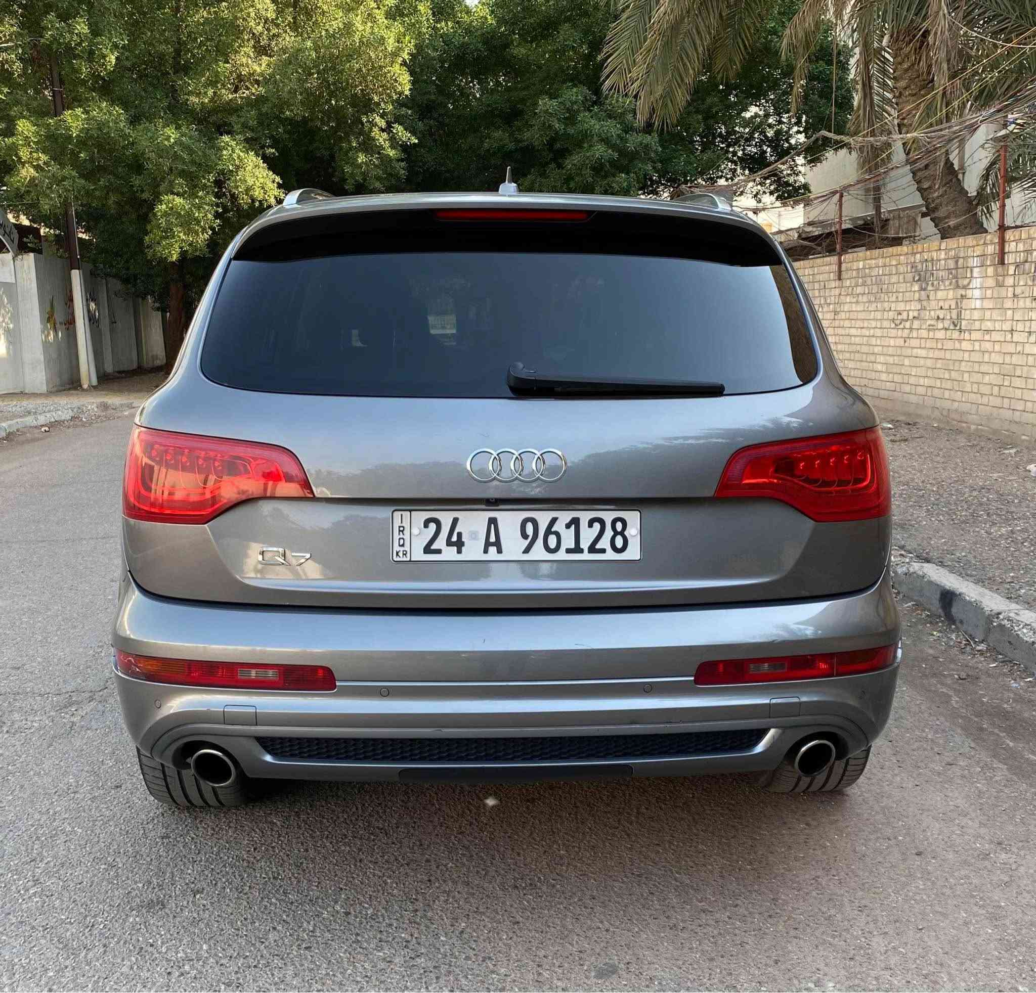 سيارة اودي Audi Q7 موديل ٢٠١٢ خليجي مواصفات السيارة طلب خاص فول فول سقف كنتارا بلادي داخل جلد اسود بلادي كشنات الامامية تدفئة وتبريد وخزن وضعيات ستيرن خزن وكهرباء وصاج بلادي قبضة كير صاج بلادي انارة مخفية بالابواب بردات بلادية بانوراما مع سلايد خلفي لمقاعد الصف الثالث ٧ راكب تبريد منفصل حتى لمقاعد الصف الثالث بلوتوث مع دي في دي منفصل بلادي مع رامات عدد ٢ مع هارد خزن بلادي مع سي دي جنجر عدد ٦ اقراص نفكيشن نضام ماوس وجي بي اس تشغيل نظامين بصمة او سويج ٥ وضعيات قيادة سستم صوت Bose مع دمام بالصندوق بلادي 
السيارة نظام جكات تصعد وتنزل حتى بالسرعات العالية تنزل من وحدها وحتى بالصندوق دكمة تصعدها وتنزل لسهولة حمل الامتعة 
دخول ذكي مع بصمة ابواب عدد ٤ انارة ترحب خارجية حتى بالمري الجانبية 
المري الجانبية خزن وهيتر وقلب عند الرجوع للخلف مع شفط قلاب 
كامرة خلفية بلادي حساس مطر الماسحات الامامية تفاعلية مع السرعات مع ماسحة خلفية لايت زينون بلادي مع ليد نهاري بك لايت ليد مع لايت متحرك مع الستيرن 
محرك وكير وحجر بيئة بلادي ما مفتوح 
محرك ٦ سلندر مع سوبر جارج قوة حصانية ٣٣٥ كير ٨ نمر شفتات كير بالستيرن السيارة كلها على البلاد غراضها كلها بلادية حتى العدة والسبير وستارة الصندوق 
بيها ربع الباب الخلفي صبغ عكس السائق 
ماشية ٢٠٠ الف كيلو متر حقيقي
السعر : ١٧ الف
موبايل : *********** بغداد, العراق

