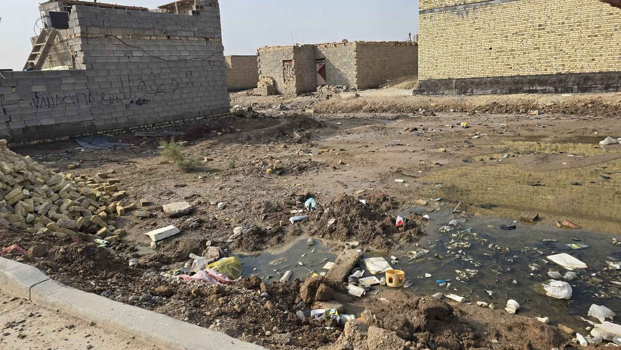 سلام عليكم قطعه ارض للبيع
المساحه 150 متر . جميع الخدمات كهرباء مجاري 
العنوان المجبس حي الصدر 
رقم الهاتف ***********
