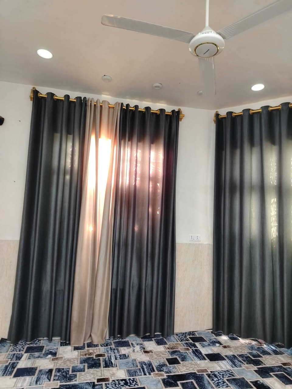 السلام عليكم بيت مصفر معامله كامله على قرار 20 بيت بناء درجه اولى كما موظح بالصور وللاستفسار أكثر اتصل بدون تعليق جزاكم الله خير المساحه 114 متر وفظله اليكدام 12متر يعني المساحه الكليه 124 موقع مميز على شارع عام وكدامه بارك سيارات وحديقه السعر 60 وبي مجال للاستفسار اتصل ***********
