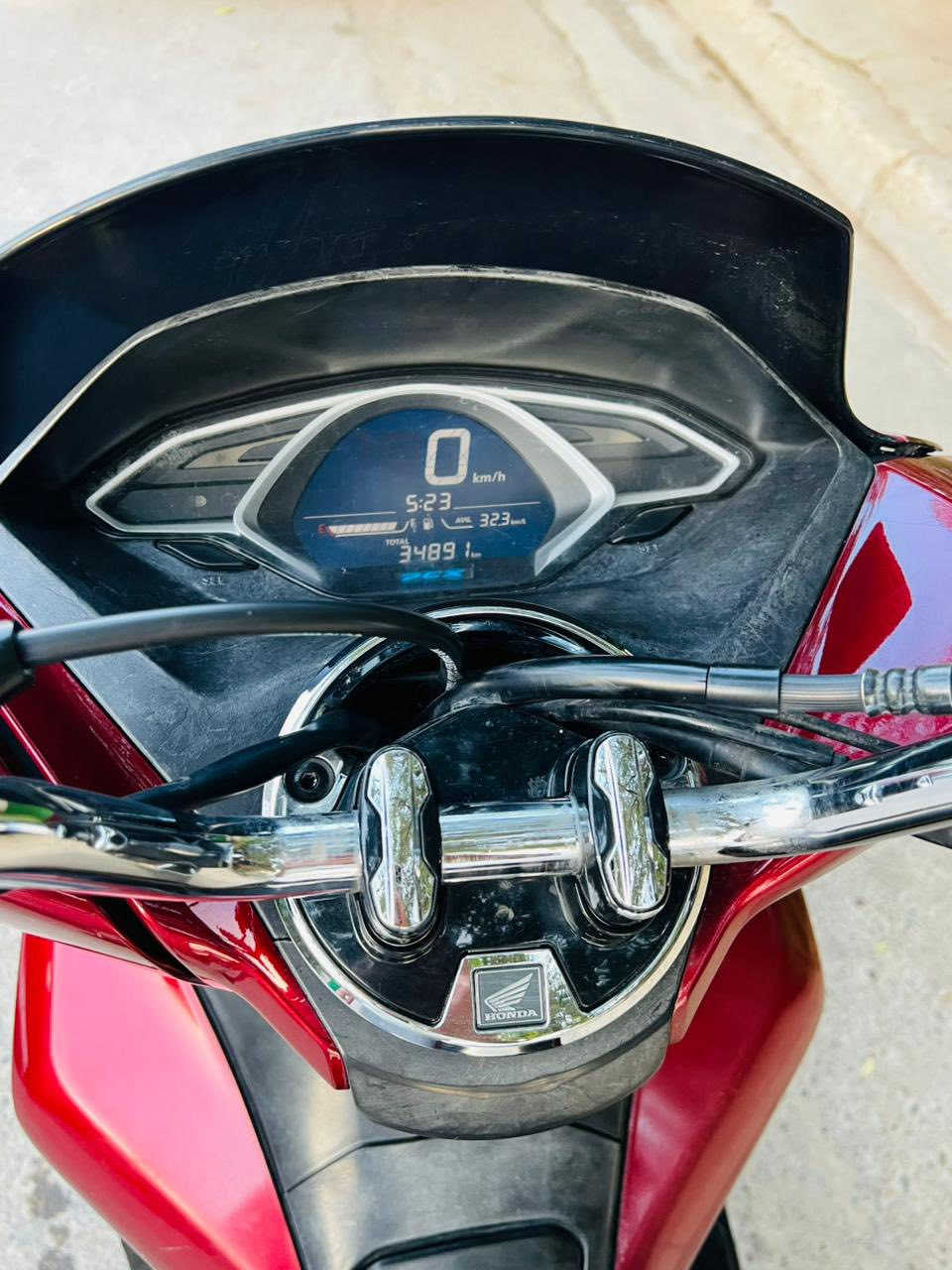 سلام عليكم للبيع pcx جيل 3
دراجة جديدة 

وارد كوري 

دراجة خير من الله 

مانقصة شي 

مكاني جميلة الاولى 

سعرها 15 

***********
