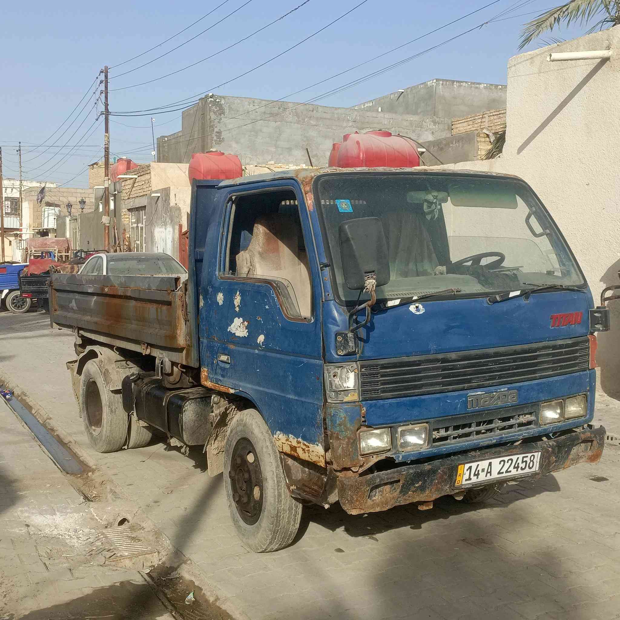 للبيع او مراوس ب 4 طن كيا مازده موديل 93 سنويه لل30 بسمي ستوني شادلهة مكينه مآل گصه شاصي واكسن مكفول سعرهة 45 وبيهة شي بسيط حك الجيه
