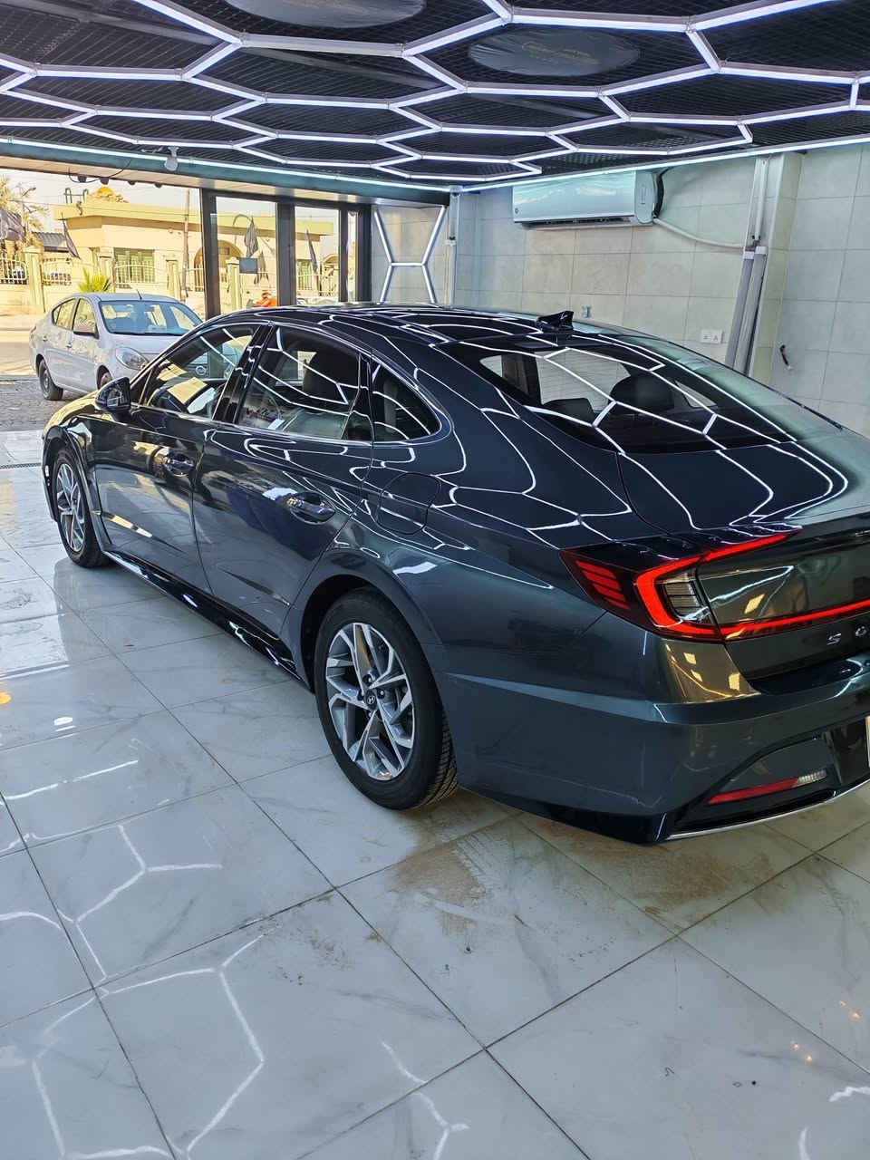 يا الله السلام عليكم... للبيع فقط
سوناتا موديل 2020 وارد خليجي ماشية 72 الف كيلو متر  رقم بغداد بأسمي مطلوبة للمصرف قطع مباشر يعني من الماستر مالتي  لون رصاصي محرك الفين سمارت وأكيد كلكم تعرفون السمارت بيها بارد ربع باب الصدر فقط واني معلي گاز گيت يعني طابك ثنين انسه الأدفانز السيارة متصرف عليها ألف جاهزة من كلشي تخم تاير باتري جديد تدفئة وتبريد ع الشرط 
المواصفات 
1- سقف بانوراما 
2- شاشة كبيرة كار بلاي 
3- بصمة تشغيل + بصمة أبواب لمس مع الترحيب 
4- تشغيل عن بعد 
5- تحديد مسار 
6- اوتو هولد 
7- شحن واير ليس 
8- هاند بريك بصمة 
9- شفتات ستيرن
10- كشنات الأمام تدفئة
11- قيادة آلية 
12- كشناد جلد 
13- خمسة أنضمة قيادة 
14- رادار
15- منبه جرس عند حدوث أي مشكلة في المحرك أو الگير أو الحماوة
16- فتح الصندوق عند الأقتراب 
اخوان الله شاهد السيارة بيها كلش هواي مواصفات بعد اتعب 😁 السعر المطلوب 185 ورقة يعني شدة و 85 وبيها مجال للطيبين ما عندك تگبله وتروح واني خادم تشلعون عيوني 
ملاحظة... أتعهد بوكالة عامة بالسيارة ومن تصير حره أتعهد بالمداور 
مكاني محافظة الديوانية 
وهذه أرقامي اتصل وتدلل 
***********
***********
