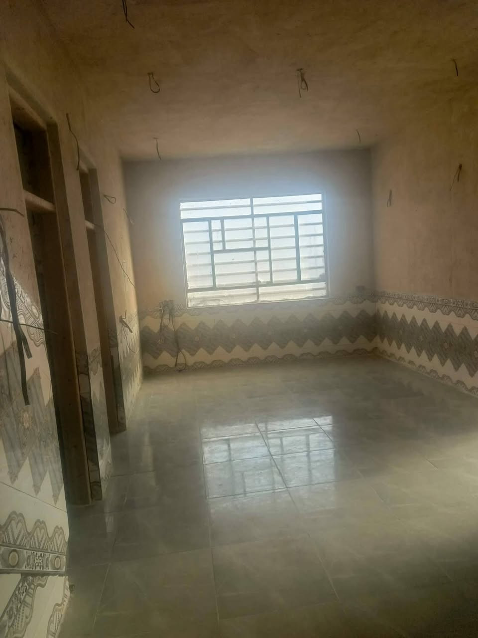 للبيع بيت مساحه ٣٠٠ متر منطقة سيد حبوب شغل درجه اولى اساس كونكريت مكون من غرفتين وصاله ومطبخ وصحيات وبراني ومناور ودرج وبيتونه وحديقه وكراج بناء طابوق فرمستون شغل درجه اولى جاهز للسكن شغل جديد السعر ٤٧ ملايين وبيه مجال للشراي ارضيه بورسلين سيراميك كامل ***********
