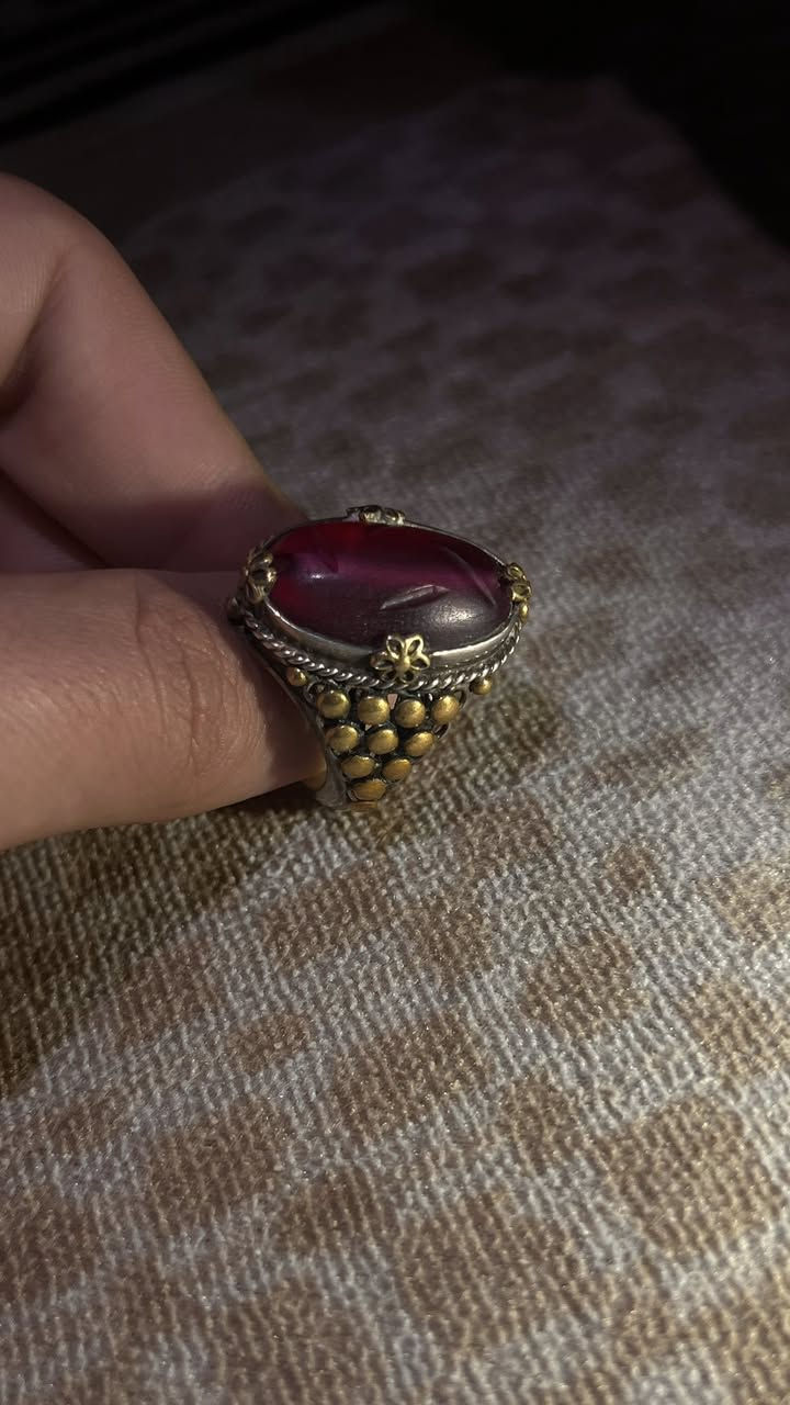 ياقوته عباسيه قديمه للبيع حجم كبير 2سم صياغه صفري سعره 400 رقمي ***********
