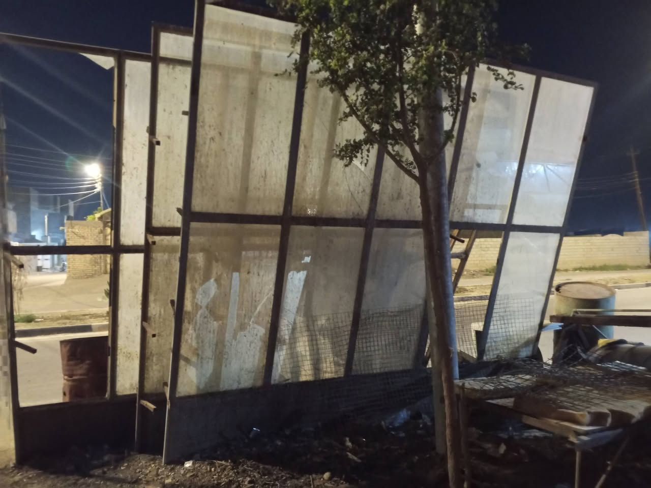 السلام عليكم 
يوجود جامخانه مستعمله للبيع نضيفه العراض 4 مترات 
والطول 3 مترات 
العنوان حوالي العنوان قريباً عل معلب 
للاستفسار الاتصال ع رقم الهاتف *********** 
قاسم الحداد
