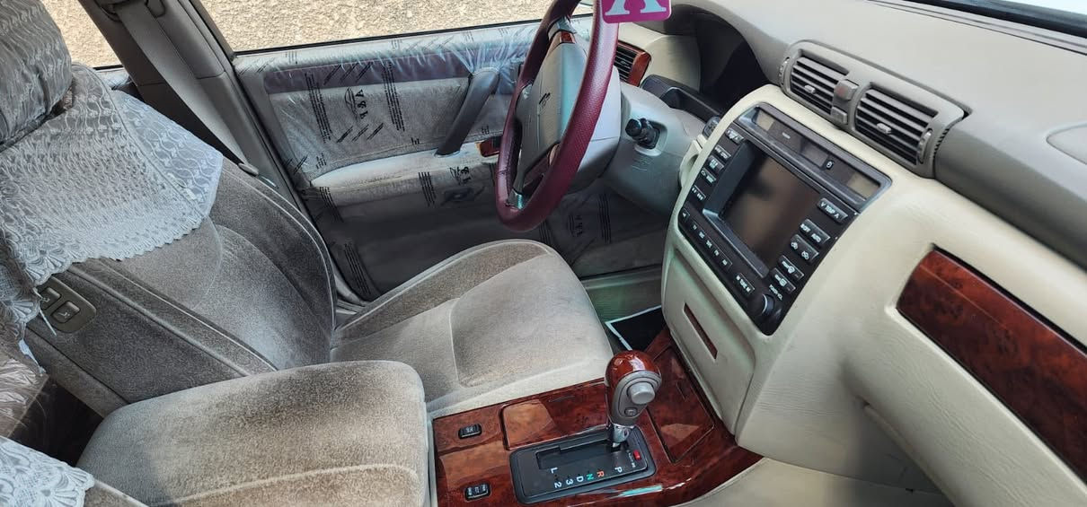 السلام عليكم
تيوته ملكه 
موديل 2004 
دكمتين سياره فول واحد علا واحد 
تبريد ثلاج 
السياره بيها كصه قماره فقط باقي كفاله عامه 
السعر 45 
بغداد البلديات 
***********
