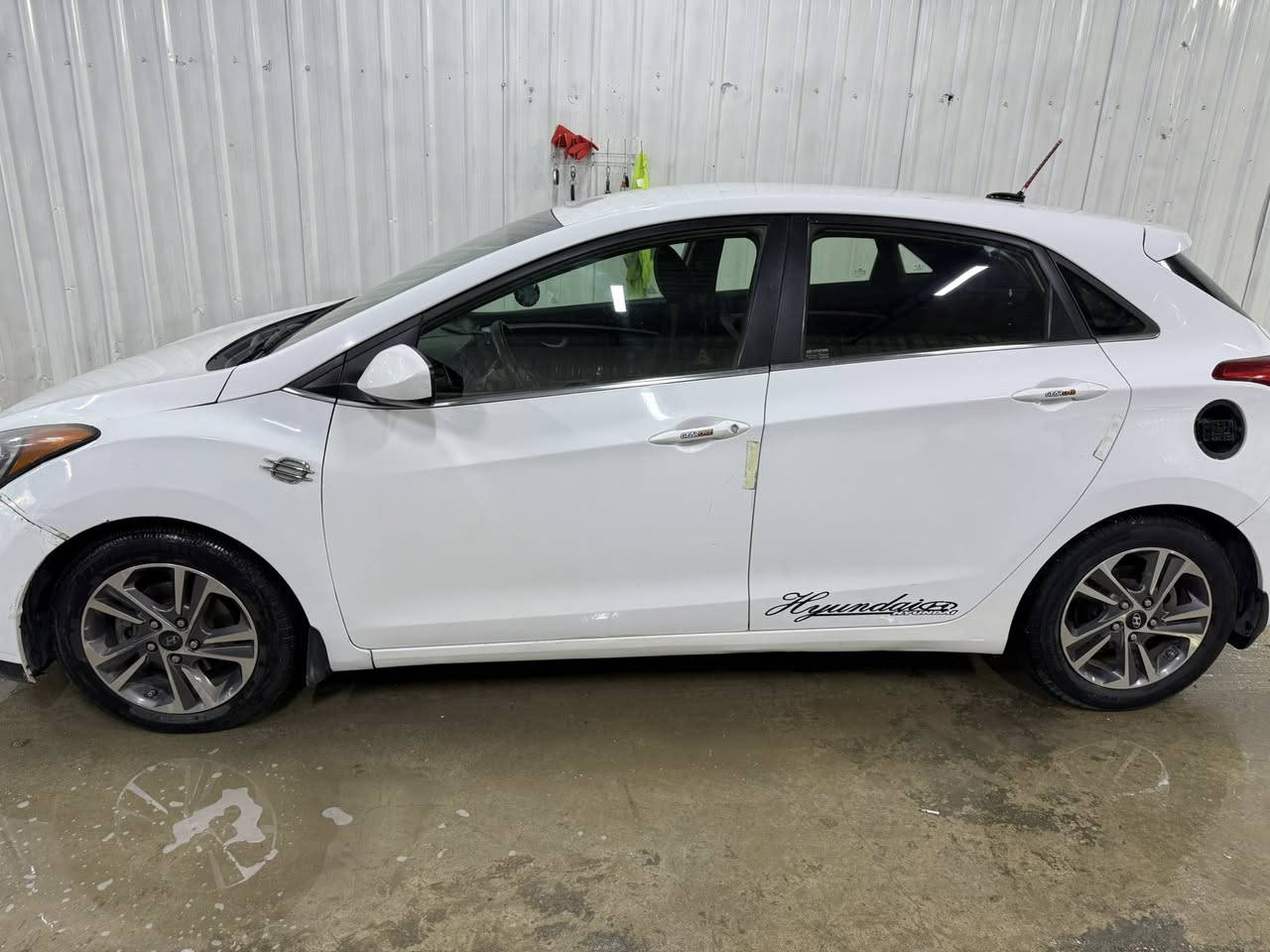 سيارة هونداي النترا هاج باك ٢٠١٦ / ٢٠٠٠GDI
وارد امريكي 
السيارة بيها ٤ قطع ابيع احزام وتجي تشوف بعينك
منظومة التبريد جديدة 🆕 بلصيف بدلته
صدر امامي خلفي كامل جديد صار شهر من شديته 
 تخم تاير جديد ٤ 
الغرفة مالتها جديدة كامرة بلاديه شاشه اندرويد شادلها جديدة 
كير AT المرغوب
محرك ٢٠٠٠ gdi
مابي تنقيص ولا تبخير 
بس مفتوح  
ماشيه ١٥٣ ميل 
سنويه باسمي رقم بغداد جديد سنويه لحد ٢٠٣٠ تحويل مباشر 
رايدها ب ٨٢ ورقه وبيها مجال 
صورها والسيارة احلى من الصور 
 قبغ مال بانزين ويدة باب نقص 
مكان السيارة بغداد 
وللاستفسار الاتصال على الرقم 
***********
