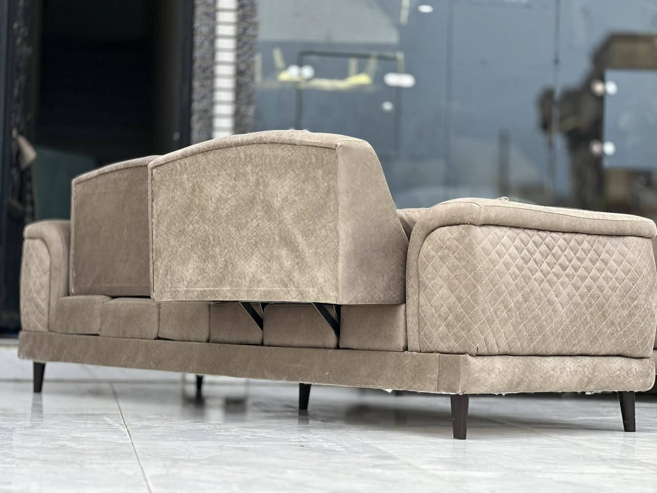 تخم تركي تكمه هيكل جدا ثقيل  متكون من 10 مقاعد  نضافه 100/100  بقماش الشامو  معركه وتر بروف بمقعد طبيّ سوفت امريكي فول بوليستر  نضام السرير ضهر سلايت تكدر تفتحه قطعه أو قطعتين هيكل  والقاعدة والرجل بل كامل خشب زان  تصميم كلش مودرن عنوانه اربيل زانكو 99 قرب مطعم كص سنگر يوجد  توصيل ل بغداد و لباقي المحافظات  *********** واتساب فقط علي
