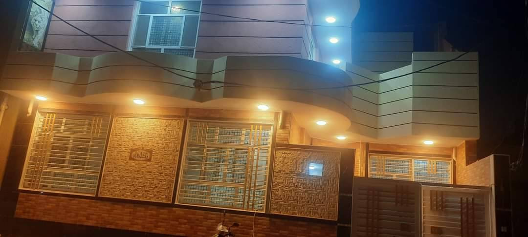 السلام عليكم دار للبيع كربلاء حي العباس المساحه 144 متر الواجهه 12 والنزال 12 الجار يتكون ثلاث غرف نوم طابق الارضي غرفه نوم وصاله واستقبال وحمامات عدد ثلاثه ومطبخ حار بارد وطابق الثاني غرفتين وصاله وحمام وسطح ناصي وسطح عادي نوع العقار مولك صرف بستنا 25 قرار محكمه مع صاحب الارض الاستفسار الارقام ***********/***********
