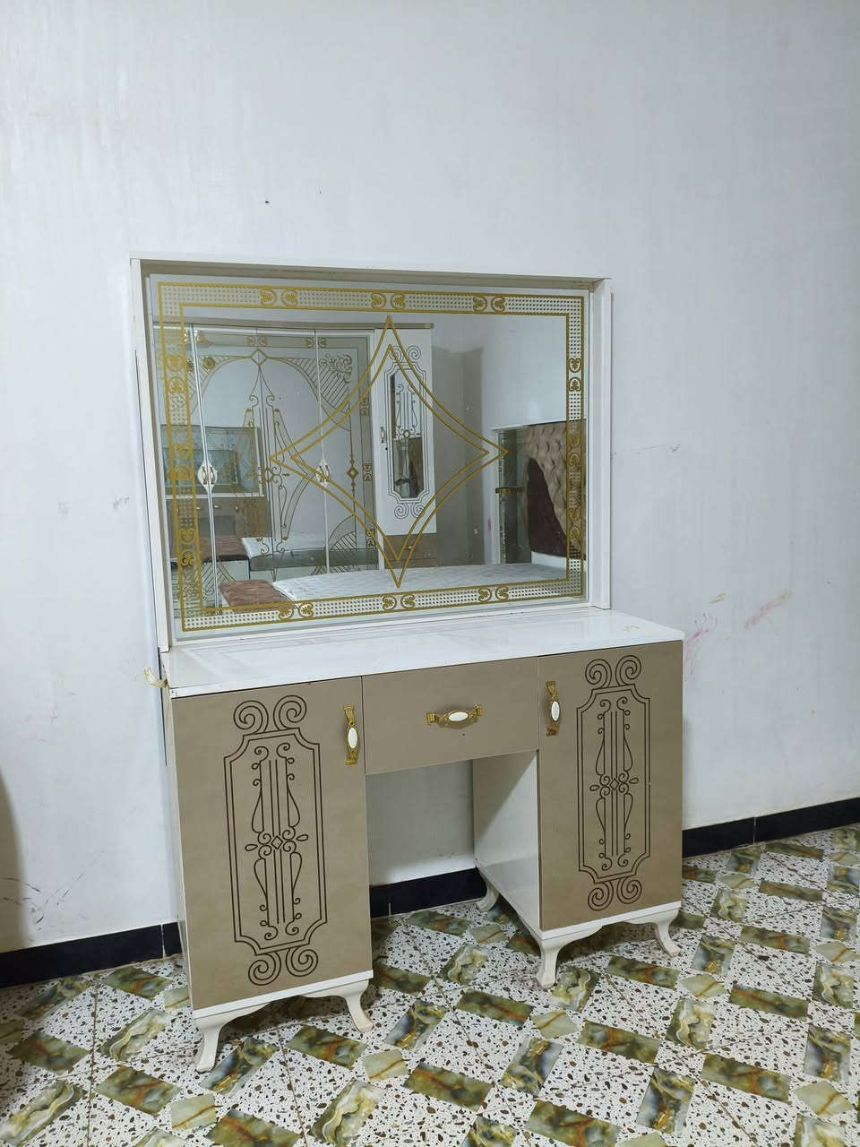غرفة تركي مكونه من5 قطع
السعر 700 وبيها مجال
عنوان( كفل-خلف مطعم غانم الحسناوي)
ت ***********
