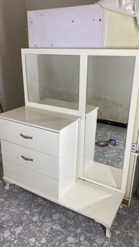 ميز تسريحه ابيض اللون ساده سعره٦٠ منطقه غزاليه رقم التواصل