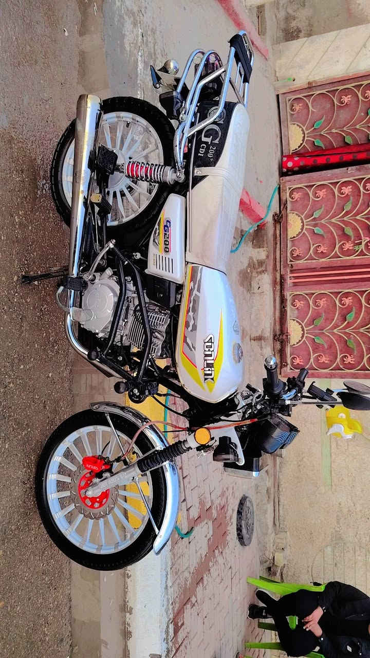 السلام عليكم دراجه سفانه جديده كلش موديل 2025 بيع او مراوس سيبي فور  تشغيل عن بعد وياه سويج عدد 2 وبصمه عدد 2 أوراق موجوده   محرك 200cc كير 5 نمر عليه تزويد درع وترتيب وتعال وشوفه بعينك  سعر1150 وبيه مجال حك الجيه المكان الصويره الاستفسار رقم ***********
