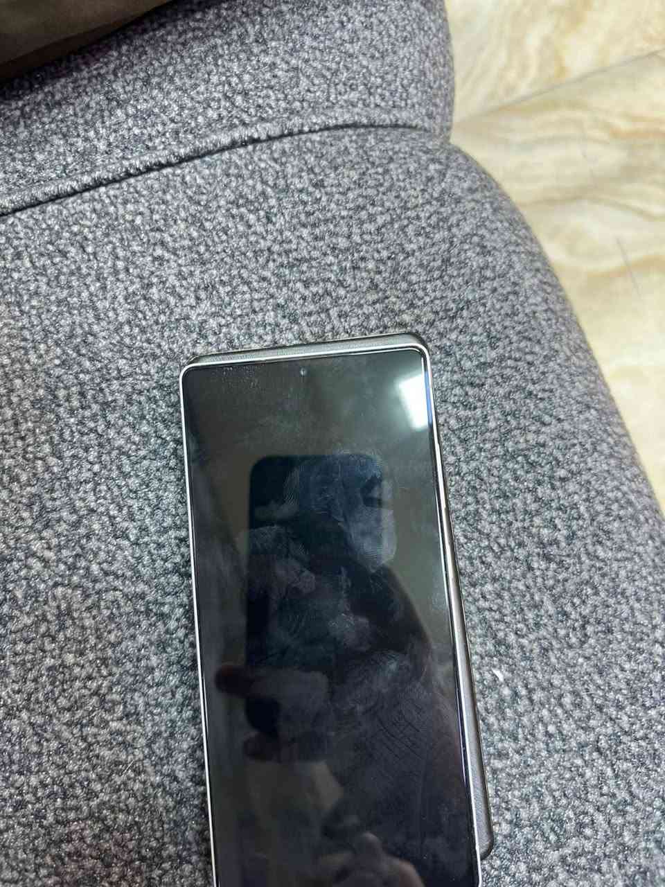 السلام عليكم للبيع S25Ultra كفاله عامه مع كامل ملحقاته السعر 1200 وبي مجال للاستفسار *********** العنوان مجمع بسمايه السكني
