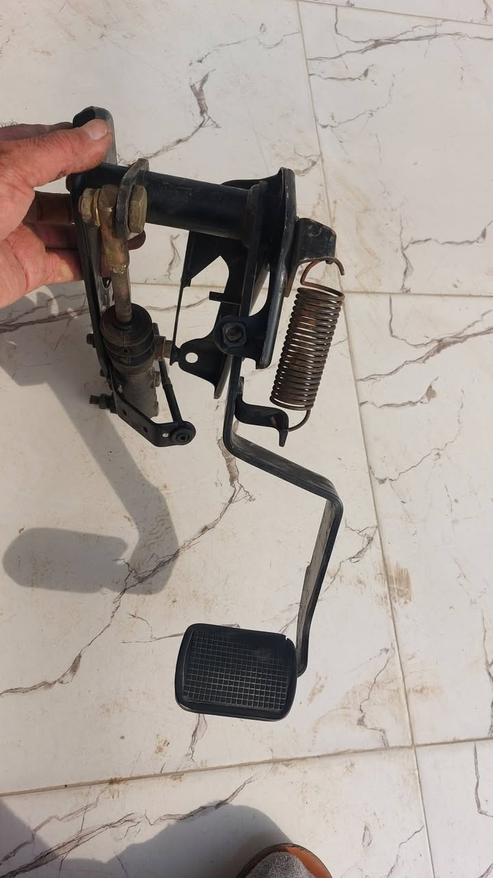 شوته فوسه بزون زائد عنبار كلج أمامي زائد كراسي فوسه بزون عدد (٤)زائد كرسي تحوير يحتاجن دوشمه فقط سعر الكراسي (١٥٠كلهن)  نظيفات سعر الشوته (١١٠) سعر العنبار (٥٠) للإستفسار الاتصال على الرقم ***********كوت حي الحكيم
