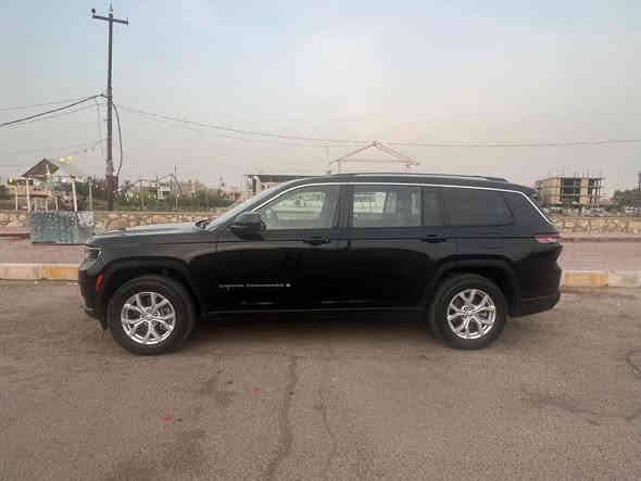 السلام عليكم 
جيب 7 راكب 
الموديل : 2023 . (وارد امريكي) . 
المحرك : (3600)v6.
العداد : .(39000)M. 
رقم بغداد بأسمي.
* رادار امامي مع مانع تصادم.
*مانع تصادم خلفي.
* شاحن موبايل وايرلس. 
* شاشه مع كامرة 
* نظام الخرائط (GPS).
* كير شفتات بالستيرن. 
* المصابيح الأمامية LED. 
*المصابيح الخلفيه LED.
* المقعد الأمامي للسائق كهرباء.
* دواخل جلد 
* مقاعد Vip
* حساسات خلفية. 
* بلوتوث تلفون. 
* محدد سرعة.
السياره جاهزه من كلشي 
ايرباكات وشاصي ومكينه ودواخل مكفول والسونار مرفق
السعر 250 ورقه
مكان السيارة: بغداد  
للاستفسار الاتصال ع الرقم: ‭0770 047 2949
