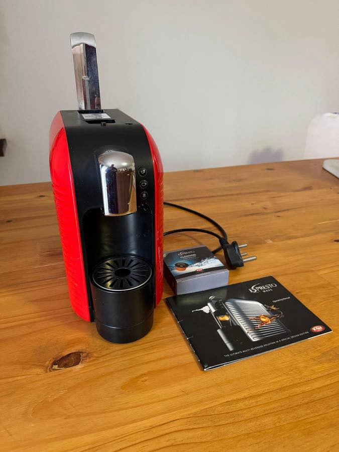 السعر 50 الف🧋☕️🔥

ماكينة تحضير قهوة وكبسولات متعددة المشروبات، تدعم تحضير الإسبريسو، اللونجو، الكابوتشينو، الكاكاو، والشاي. كما تتيح استخدام كبسولات الحليب المخصصة لعمل رغوة دون الحاجة لجهاز خفق خارجي.

وتتميز بضغط ضخ يصل إلى 19 بار لضمان الحصول على رغوة غنية (Crema) تضاهي المقاهي المحترفة. 

الماكينة مصممة بهيكل مدمج وعصري ومزودة بـ 3 أزرار تحكم مضيئة لتسهيل الاستخدام اليومي.

خزان المياه: سعة 1 لتر، قابل للإزالة ومتوافق مع فلاتر تنقية المياه.

سرعة التسخين: جاهزة للاستخدام في غضون 15 ثانية فقط.

توفير الطاقة: إيقاف تشغيل تلقائي ذكي بعد فترة وجيزة من عدم الاستخدام.


**إذا كنت صاحب هذا الإعلان وتريد حذفه لأي سبب، رجاءا أرسل رسالة إلى الدعم الفني**