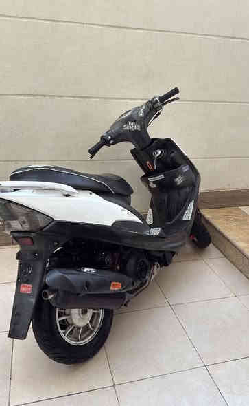 السلام عليكم شباب 
ماكس عدلة للبيع مزوعه غراض كلشي بالك بيه كلشي شغال كفاله كهربائيات دراجه نضيفه ونصبته تخبل لسعر عل خاص متواجد ماسنجر و *********** و واتس
