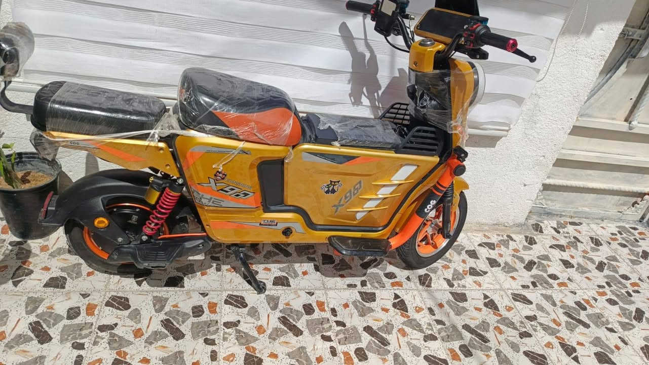 سلام عليكم دراجه شحن للبيع اكس 900 دراجه جديده بطاريات جدد 5 33 امبير 12 فولت دراجه دراجه جديده دراجه حلوه مرتبه لايت عالي وناصيه شاير شغالات كهرباتك كلها جديده بريكات حلوات بريكات ورا جديد قدام جديد دراجه نظيفه سعر 500 اويها مجال رقم الهاتف ***********
