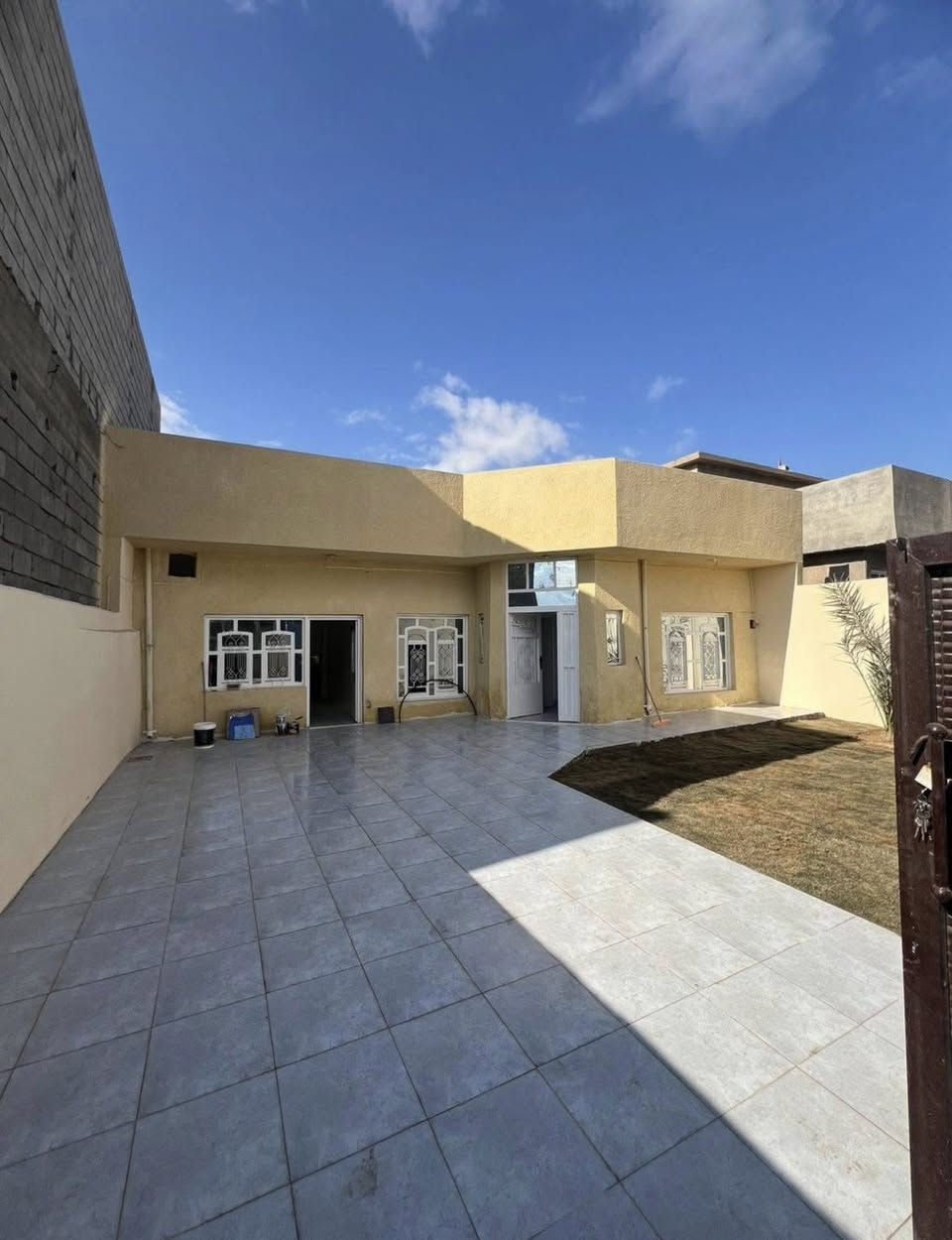 السلام عليكم
بيت للبيع طابو ملك صرف 
المساحه ٢٤٠ متر 
***********
