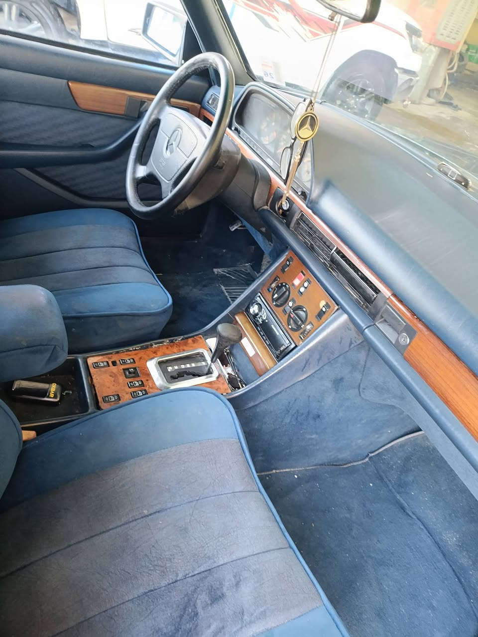 سلام عليكم مارسيدس 90 كلشي شغال بيه بيع او مراوس حسب القناعه ***********
السعر 75$ قابل للتفاوض
