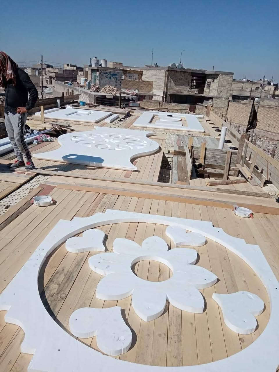 السلام عليكم
تعبت وتجمع فلوس حتى تبني "بيت العمر"؟ لا تضيعهن بنجارة تجارية تخليك تصرف طن سمنت زيادة حتى تعدل الحيطان!
شغلنا مو بس نجارة، شغلنا "هندسة وتوفير":
✅ استلام وتسليم هندسي: أعمدة شاقولية 100% وسقف ميزان (قبان).
✅ خشب نظيف: يقلل عليك مصاريف اللبخ والمعالج.
✅ تقويات حديدية: نشتغل "دكة ونص" حتى لا يصير أي تقعر بالصب.
✅ التزام تام بالمواعيد: يوم الصب هو يوم الصب.
📍 الموقع: ديالى - بعقوبة والمناطق المجاورة.
📞 للحجز والاستفسار : [***********]
