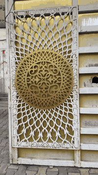 سياج حديد للبيع الطول تقريباً 15 متر والارتفاع مترين يحتوي على بابين بسعر مناسب المكان بغداد العبيدي / شارع الجامع للاستفسار ***********
