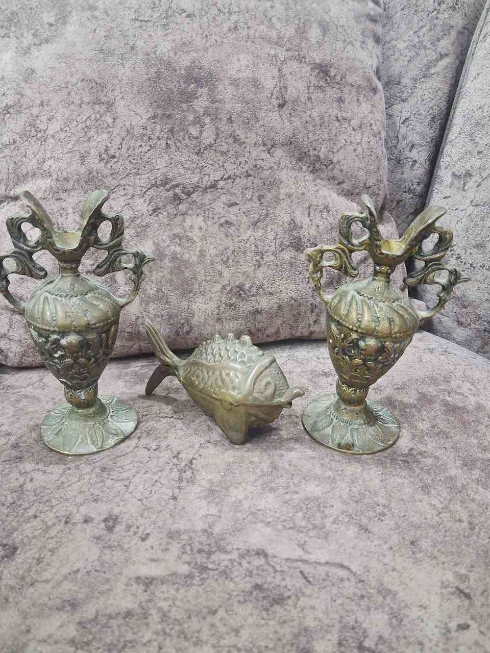 ✨ طقم قطع أنتيكا معدنية مميّزة ✨

للبيع طقم ديكور أنتيكا جميل ونادر يتكوّن من:
• مزهريتين زخرفيتين بتصميم كلاسيكي محفور
• مجسّم سمكة ديكور بتفاصيل دقيقة

القطع بطابع قديم أنيق، مناسبة للعرض والديكور الراقي أو لهواة اقتناء القطع التراثية.
حالة جيدة وجذّابة للنظر 🌿
متوفر التوصيل.

للاستفسار والسعر على الخاص.


**إذا كنت صاحب هذا الإعلان وتريد حذفه لأي سبب، رجاءا أرسل رسالة إلى الدعم الفني**