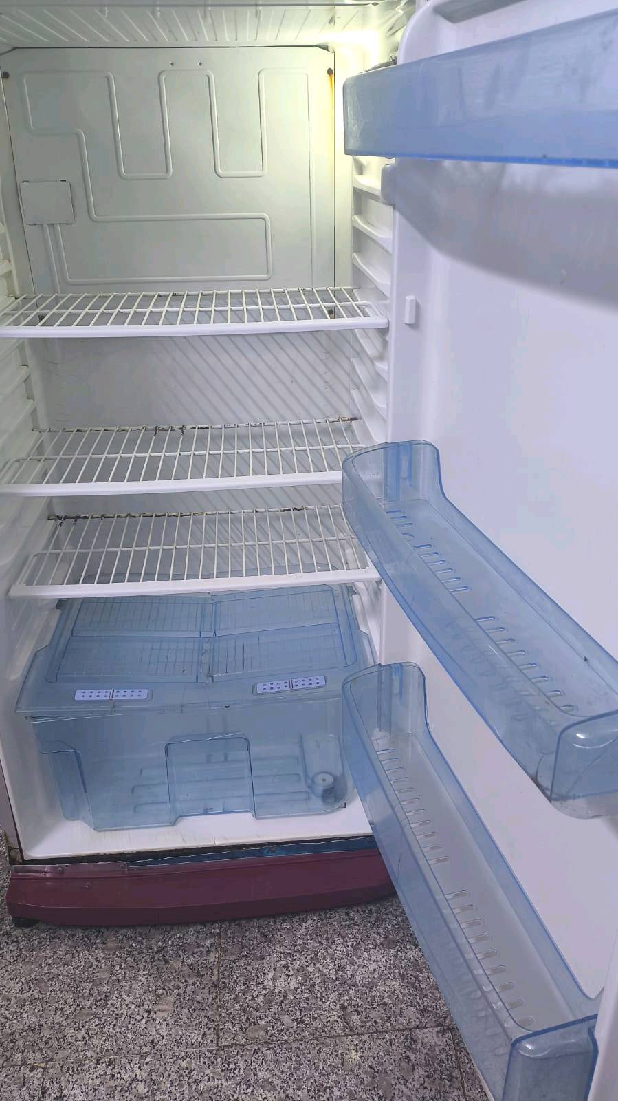 ثلاجة بحالة جيدة تحتوي على فريزر ورفوف متعددة للتخزين. لونها وردي وتصميمها مناسب للمطابخ العصرية. تعمل بكفاءة وتأتي بمساحة تخزين واسعة تساعد في حفظ الأطعمة بشكل مثالي.