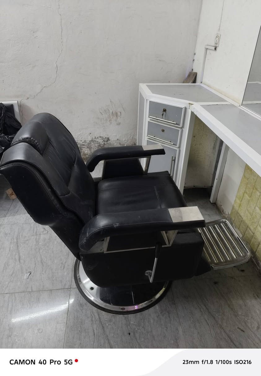 السلام عليكم
للبيع ميز ومرايات ورفوف مال حلاقه طول حوالي ٥ امتار نضافه فول سعرهه ٢٥٠ 
وكراسي حلاقه شبح سعر الواحد ٣٥٠ 
الاسعار قابله للتفاوض
للتواصل 
***********
