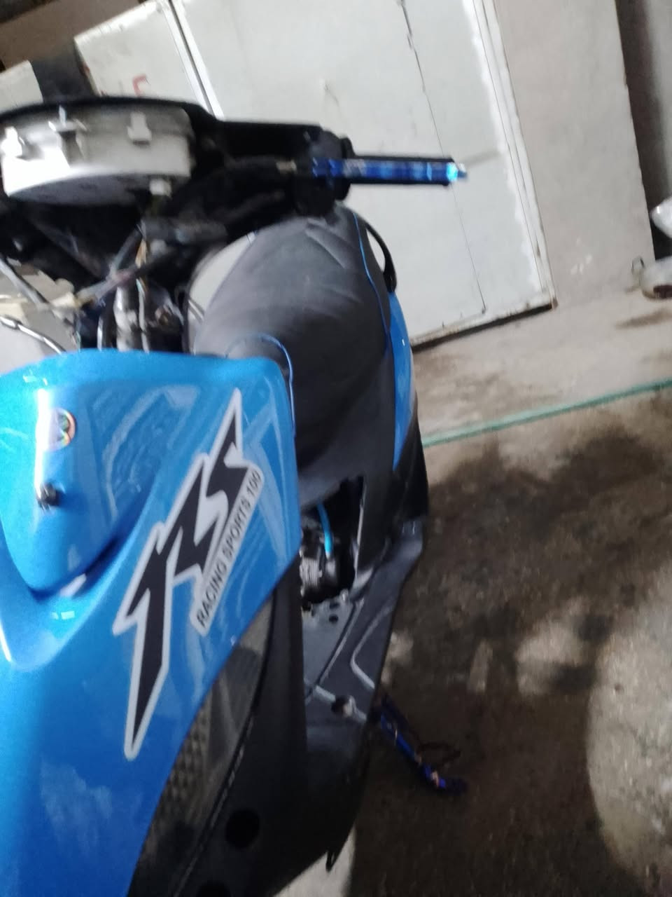 سلام عليكم حبايب ماكس عدلة دراجة هاون ارضي بدون مجامله ٥٥ بوشة اصليه عليها كلجات رياضي اصلي تفحص معدل فوك ١٠٠ صالنصه صجميه كاربون ب٧٥ ماخذها صدر رياضي دبل خلفي رياضي شوته ٤ ولفات ستاند رياضي وياله رياضي يدات بريك رياضي عنبار رياضي الكصه موجوده كابريتر عكس لدراجة رايده ٤٠٠ وبيه مجال حبايب مكاني بغداد حي العامل ***********
