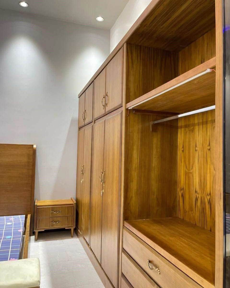 السلام عليكم 
للبيع غرفة نجارة تصميم خاص شغل درجة اولى 
استخدام اقل السنة ..نظيفة جدا
شغل التكلفة 5مليون أمانه،،
السعر المطلوب  2.600 مليون وبيها مجال قليل.. 
الاتصال فقط ***********
