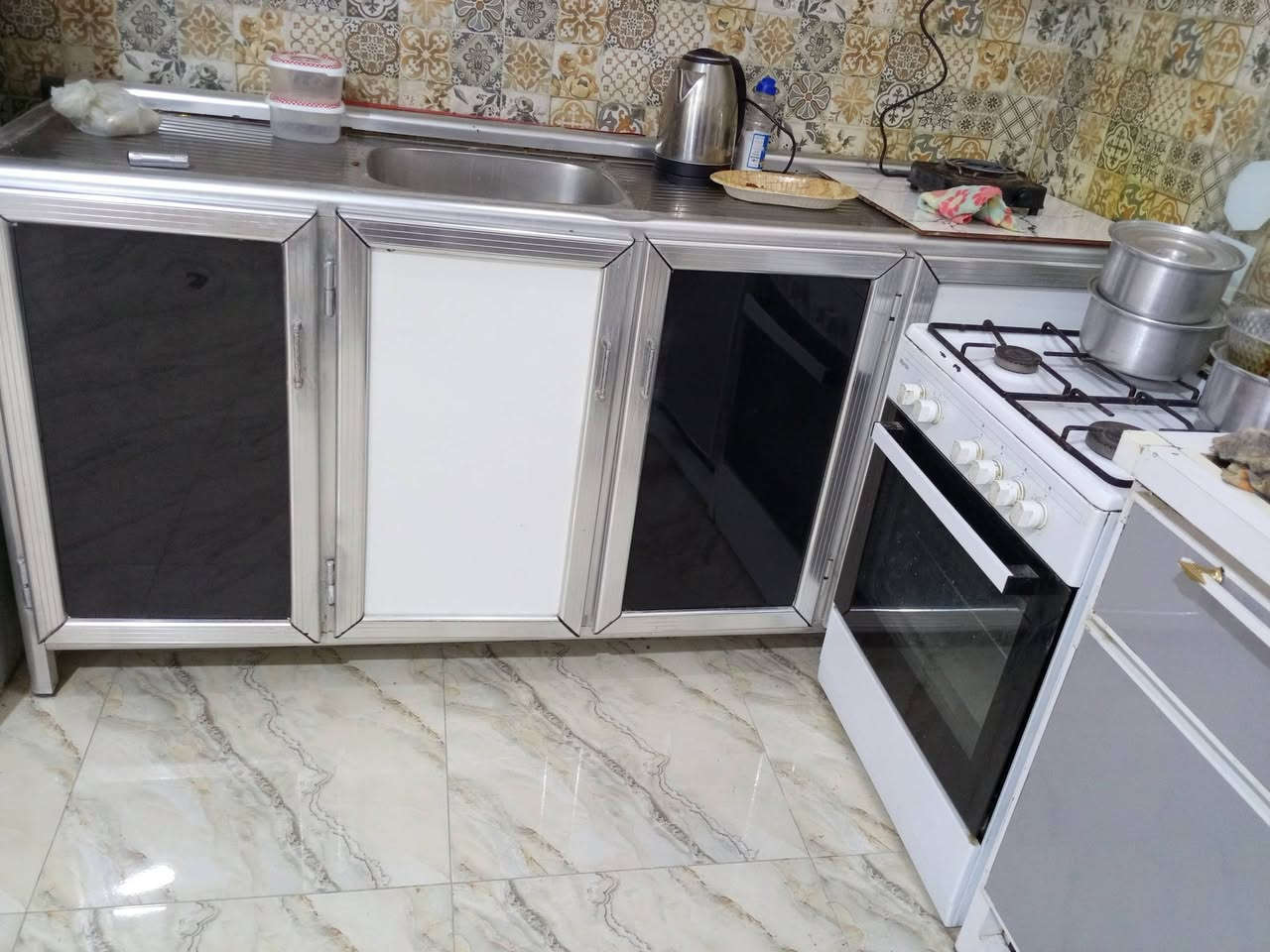 ا لسلام عليكم  غرفة نوم تركي 5قطع نضافه 60/100 مع دوشك اسفنج طبي سبرنك نضيف السعر 200+سنك ابو ع متر مع ملحق 2متر سعر 150 غير متواجدين ع النت اتصال فقط***********
