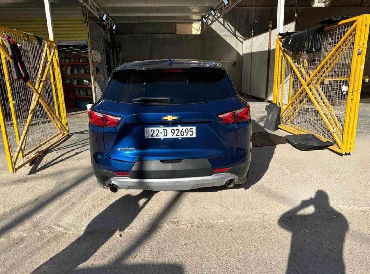 السلام عليكم 
للبيع شوفرليت بلايزر LT2 موديل 2022 مكينة 2000 توربو رقم اربيل تحويل ثاني يوم ماشية 72 الف ميل حادثها كما موضح بالصور جاملغ جهة اليمين والبنيد حادث سطحي بدون داخل لا شاصي ولابدنة وبيها طخة هنا بالعراق بباب الصندوق ومصلحها ايرباك ستيرن فقط مواصفات رادار خلفي امامي تحديد مسار كاميرا دوارة حساسات خلفية وباقي المواصفات معروفة السعر 205 وبيها مجال قليل للتواصل *********** البصرة, العراق
