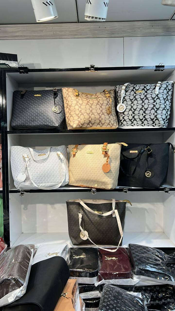 ✨ جنط نسائية أنيقة ✨
دلّعي نفسچ بحقيبة تكمل أناقتچ 👛
✔️ موديلات عصرية
✔️ ألوان حلوة تناسب كل الستايلات
✔️ عملية وخفيفة
✔️ جودة ممتازة
💰 سعر القطعة: 5000 دينار فقط 🔥 
📩 الطلب عبر الخاص او ع واتساب ***********
الكمية محدودة… لا تفوتچ ✨
جنط نسائية تجنن 😍
💰 5000 دينار فقط
توصيل لكل المحافظات 🚚
اطلبي هسه 👛
#جنط #_نسائية
#5000_دينار
#تسوق_اونلاين
#موضة_العراق
#بغداد
