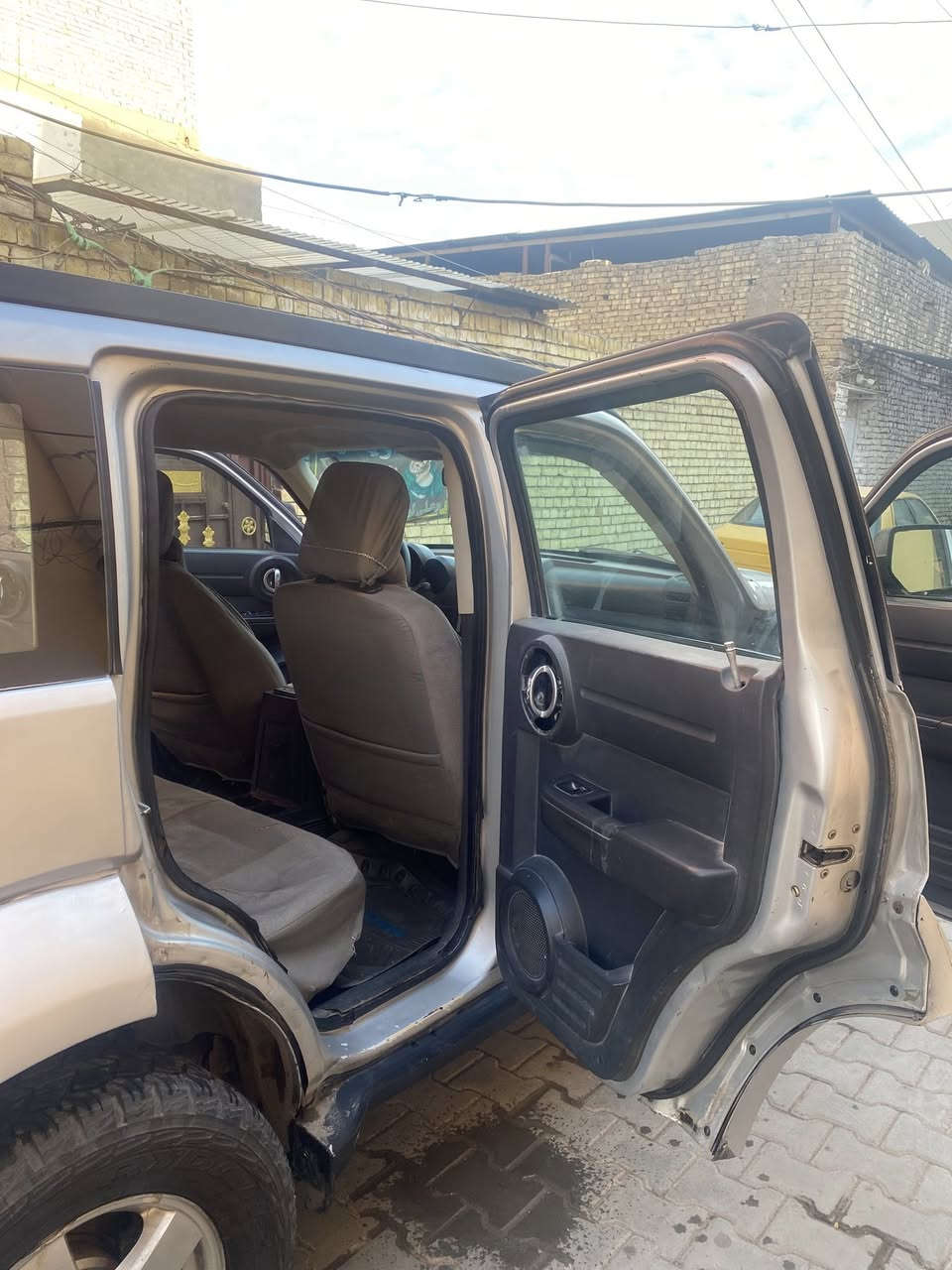 سلام عليكم
دوج نترو 2007

السياره كلين تايتل 

السياره كلش نضيفه وحلوه 

وبل حقيقه هواي احلى منل الصور 

كير ومحرك وكهربائيات كلها جديده وكفاله 

صدر امامي خلفي جديد 

منضومه تبريد جديده 

يعني السياره كلش حلوه ونضيفه السياره بدون حادث بيها بس طخات بسيطه ومعالجها 

سعر السياره 83$ وبيها مجال بسيط 

تخم تاير جديد قبل يومين شديته 

السياره بسمي مشررع وطني 

يعني تحويل ثاني يوم 

والسنويه قبل أسبوع سويتها رقم انكليزي جديد 

بغداد !
*********** 
عنوان السياره بغداد باب الشرجي
