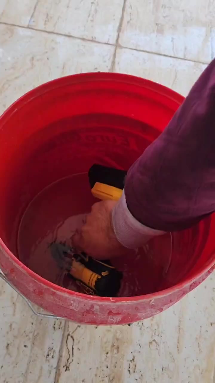 ناوی کاڵا  { بلاجکتۆر 2 چاو}  
طاقە شەمسی هیچ کارەبای ناوێت 
پاتری بەهێز کار کردن 8 کاتژمێر تا 10 کاتژمێر لە شەودا 
قیاس 26.5 سم _ 14.5 سم 
بۆری هەڵواسینی لەگەڵدایە برغو چەوی کۆنترۆڵی خۆی لەگەڵدایە 
دەتوانیت وای لێ بکەیت  بە بەردەوام لە شەودا کار بکات وە بە جوڵەش ئەتوانیت بی خەیتە کار کردن 
تایمی ڕووناکی هەیە 3 مۆد نزم وەسەت بەرز واتە قوەتی رووناکی 
نرخ __ 1 دانە 9 هەزار 
بو زانیاری زیاتر
***********...***********
اسم المنتج {Blajctor 2 Eye}
ألواح شمسية لا تحتاج إلى كهرباء
بطارية قوية تدوم من 8 إلى 10 ساعات ليلاً
المقاس: 26.5 سم × 14.5 سم
يشمل أنبوب تعليق ومسمار تثبيت
يمكن تشغيله باستمرار ليلاً أو بتحريكه
يحتوي على 3 أوضاع إضاءة: منخفضة إلى عالية
السعر: 9000 للقطعة الواحدة
للمزيد من المعلومات واتساب :***********
***********
