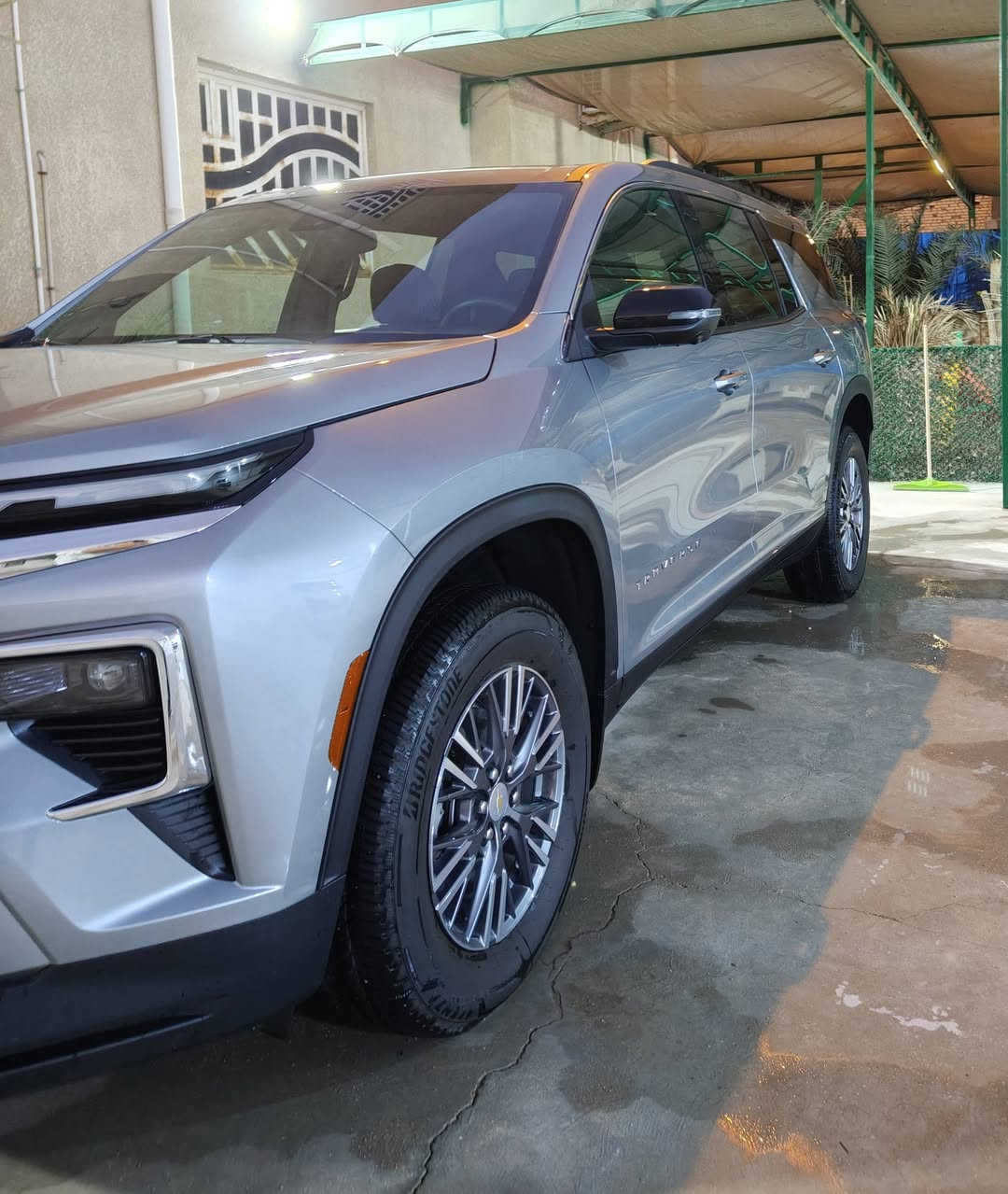 السلام عليكم ورحمة الله وبركاته  

شفروليه ترافرس موديل 2025  

- اللون: رصاصي  
- وارد: أمريكي  
- الكفالة: عامة  
- التقرير: عطل ميكانيكي فقط  
- القطعة المبدلة: PCM فقط  

✨ المواصفات:  
- فول مواصفات ما عدا الفتحه 
- كشنات سياحي  
- شاشة كبيرة متصلة مع العداد  
- 5 كامرات  
- أنظمة أمان ومساعدة قيادة  
- العديد من المواصفات والمميزات الأخرى بعد فيها ،

📋 الحالة:  
- مرقمة وجاهزة  
- رقم بصرة باسمي  
- داخلة كتاب شهداء  
- نظيفة جداً ومستعد للفحص  
البصرة:شط العرب

💰 السعر: $340 

📞 للتواصل: ***********
