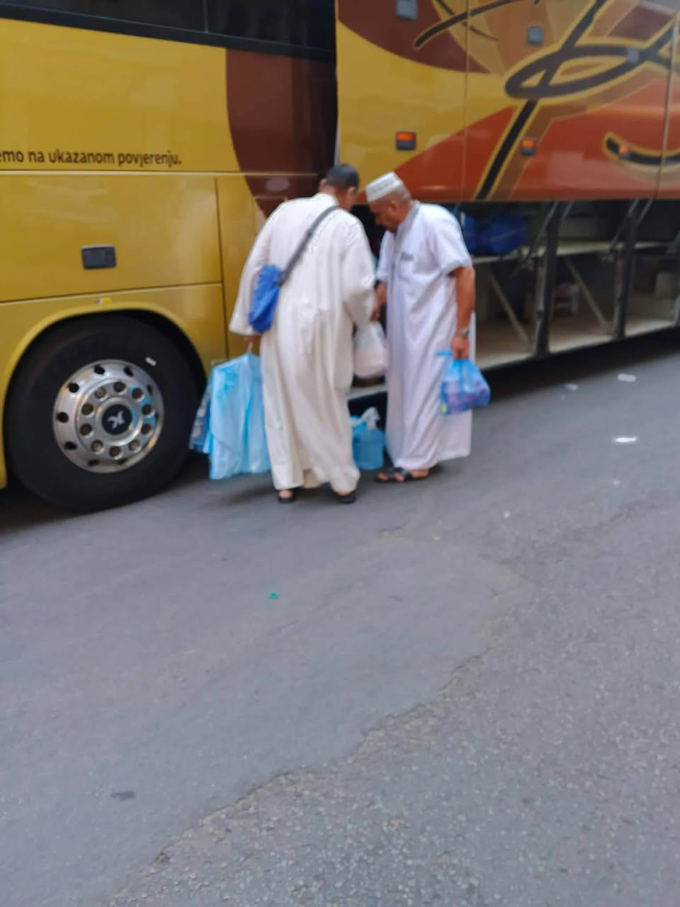 بفضل الله ورعايته غادر معتمرينا الاعزاء مقر إقامتهم في مكه المكرمه فندق آفاق السد في منطقة أجياد متوجهين إلى أرض الوطن بعد أداء مناسك العمرة المفردة لشهر محرم
نسأل الله أن يتقبل طاعتهم وصالح أعمالهم
مستمرين بأستلام جوازات رحلتي البر والطيران لرحلة 7/14
ضيوف الرحمن للحج والعمرة والسياحه الدينيه
***********
***********
